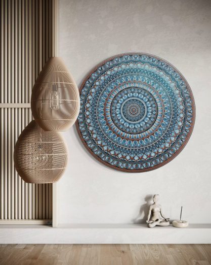 Kunstvolle Wanddekoration mit einem blauen mandalaartigen Muster und geometrischen Formen.