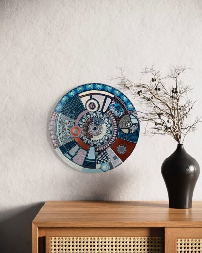 Bunte Wanddekoration auf einem Holzregal neben einer Vase mit Trockenblumen.