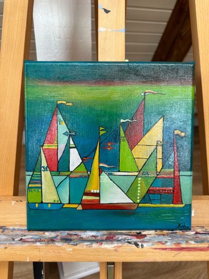 Bunte Segelboote in geometrischen Formen auf ruhigem Wasser.