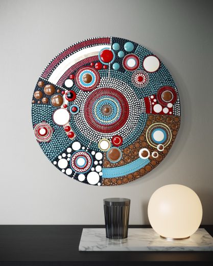 Bunt dekorative Wandkunst mit kreisförmigen Mustern und einer Stehlampe daneben.